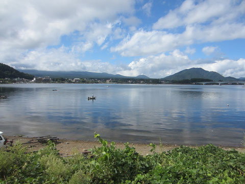 湖が美しい・あれ?ちょっと富士山の頭がみえたかな?