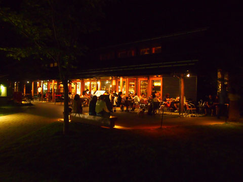 夜のハルニテラス^^ まだ人がいっぱい