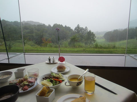 でも、十分綺麗な景色です^^。 落ち着く静かな朝食から始まる今日一日も楽しみです^^