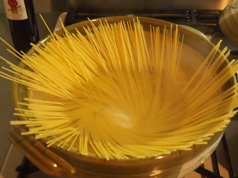 まだ パスタようのお鍋が決められなくて、土鍋でゆでています(笑) 炊飯器が来る前はこれで炊き込みご飯やお米を炊いたり、焼き物をしたり、と大活躍だった土鍋。。^^