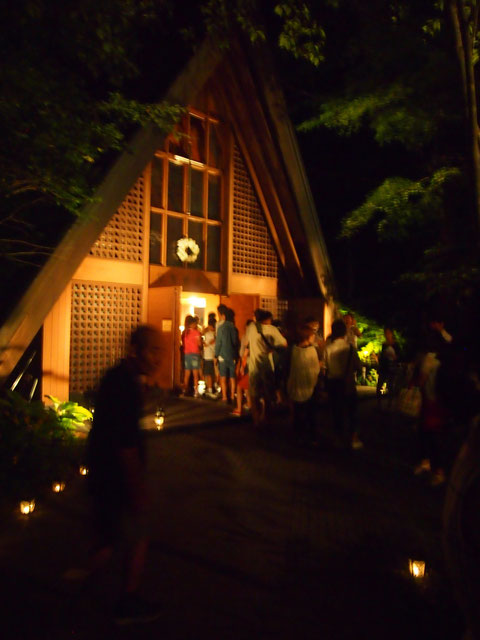教会中は撮影禁止でしたが、とっても綺麗な ろうそくが沢山! 私達も一本ずつ火をつけてきました^^