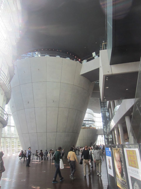 迫力ありますよね。建物自体が本当にアートですよねぇ。この建物、何百年と残るのだろうな