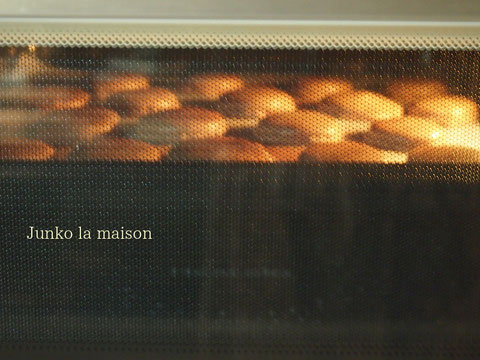 ヘルシオの場合はオーブンの上段で焼きます。むくむくふくらんでピエがでているところ^^ かわいいなー