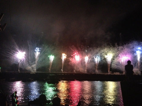 水面にも・・・夜の虹。