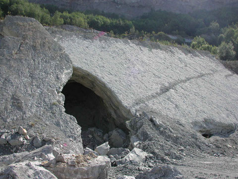 Detail aus dem Bild links: Höhlen als Überreste des ehemaligen Untertage-Abbaus im "Oberer Zementmergel" (Photo Heyng, September 2003)