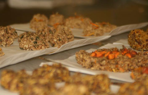 Leckerli backen und auf dem Backblech auskühlen lassen