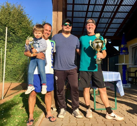 Finalist Matthias Eigner mit Sohn, Obmann Jürgen Stuphann, Sieger Kurt Vevoda