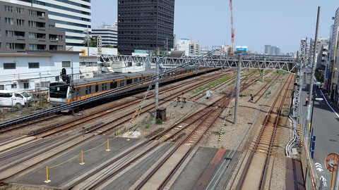 JR中央線中野駅すぐ東側・跨線橋から駅方面 2021-05-09 PCcan撮影