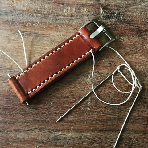 von Hand genähte Uhrenarmbänder aus pflanzlich gegerbtem Leder