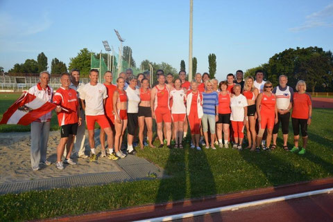 Das siegreiche Team Austria mit Sabina Plammer 3. von rechts. 