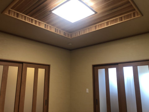 客間の天井は中心部分を羽目板天井に。  クロスは塗り壁のようなクロスになっています。