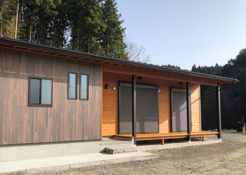 広いデッキのある平屋住宅です。