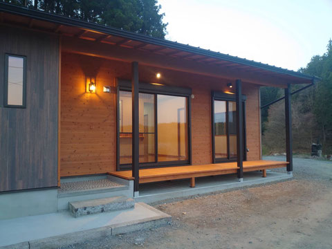 外灯がついた外観も素敵です。
