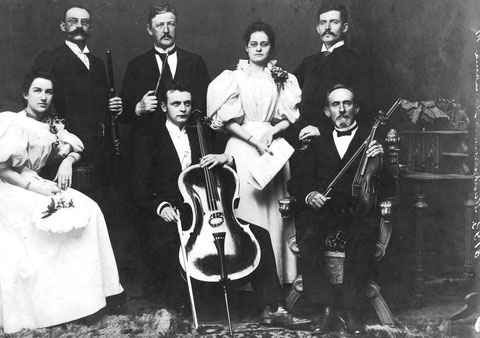 Konzert im Deutschen Club in Porto Alegre; Hedy Hänsel stehend (17-jährig), rechts dahinter Theo Brügelmann, ihr Verlobter; ca. 1896 (privates Familienarchiv)