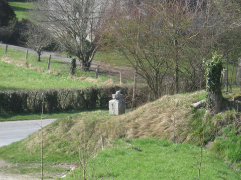 Vers Bouillancourt, petite croix sur un talus du hameau de Chaussoy