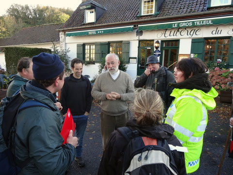 Discussions auprés du gros Tilleul d'Argoules.