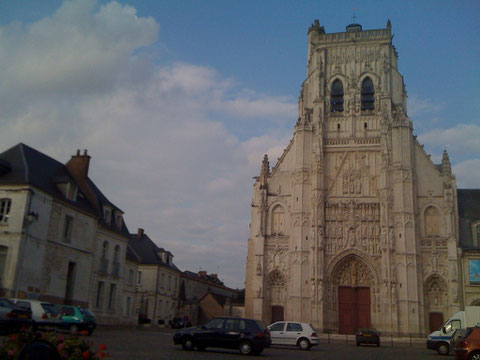 Façade de l'abbatiale bénédictine de St Riquier
