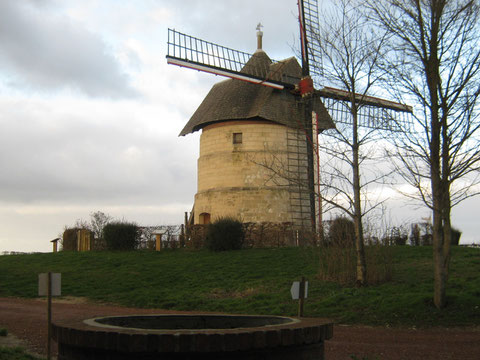 le moulin "Guidon" du village d'Eaucourt.