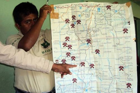 Imagen de la asamblea de indígenas en Tierra Colorada, municipio de Malinaltepec, donde mostraron un mapa con los lugares que serían afectados por la explotación de minas. La Policía Comunitaria y las comunidades acordaron no dejar entrar a ninguna empres