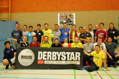 Die Teilnehmer des Futsal-Workshops mit Marcos "Pipoca" Sorato (hinten mittig mit Deutschland-Schal) und "Futsalicious"-Spielertrainer Andriy Avtyenyev (vorne, 2. v. links)(Foto: PCF Mülheim)
