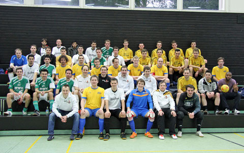 Gruppenbild aller fünf Teams (Foto: Gött)