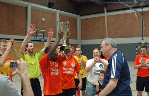 FVN-Ausschussmitglied Manfred Neufeld überreicht den neuen FVN Futsal-Wanderpokal an "Lions"-Kapitän Carlos Penan (Foto: Gött)