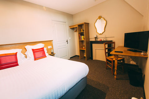 The Gem, guest rooms, guesthouse, B&B (bed and breakfast) in the city center of Amiens, shuttle service, breakfast included, a home away from home, classic rooms, queen size bed 180x200, walk-in shower