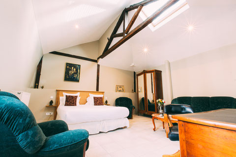 The Gem, guest rooms, guesthouse, B&B (bed and breakfast) in the city center of Amiens, shuttle service, breakfast included, a home away from home, family suite for 4 or 5 peoples, a queen size bed