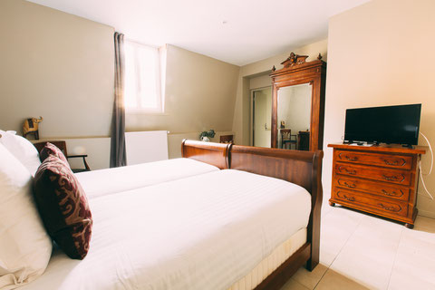 The Gem, guest rooms, guesthouse, B&B (bed and breakfast) in the city center of Amiens, shuttle service, breakfast included, a home away from home, family suite for 4 or 5 peoples, 3 single beds, a screen tv and a desk 