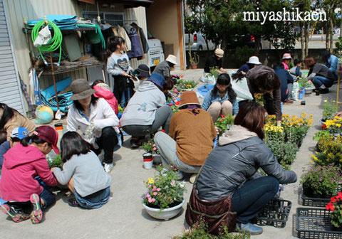 宮子花園の寄せ植え教室は、公園や個人のお宅の駐車場等外で開催することもあります。