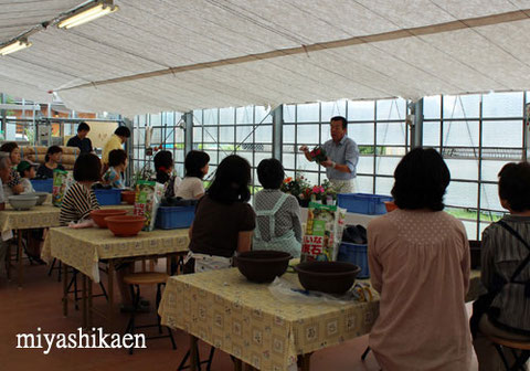 宮子花園の寄せ植え教室を開催するガラス温室は、３０人くらい座れる広さです。駐車場も８台まで駐車できます。