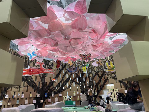 福岡市科学館で開催中の絵本作家さんの展示空間を弊社の和紙で演出していただきました。