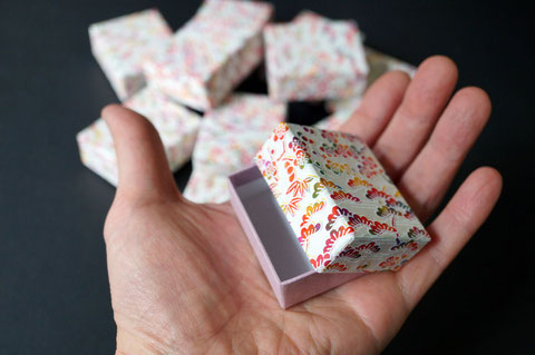 人形作家さんの作品用の貼り箱は手のひらに乗るサイズの小さな貼り箱