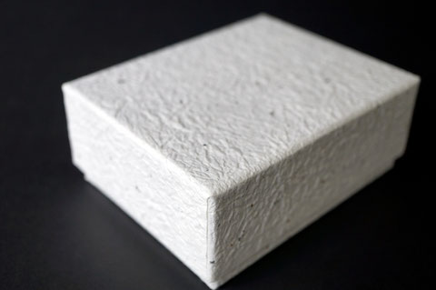 ポーランド向けに揉み紙を使ってかぶせ型の貼り箱を別注で作製しました
