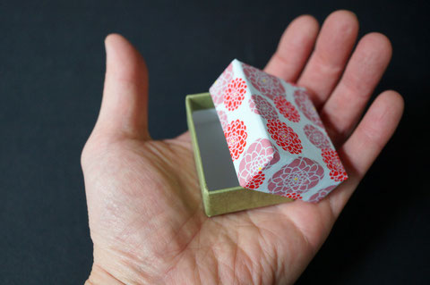 人形作家さんの作品用に使用される手のひらサイズの小さな貼り箱