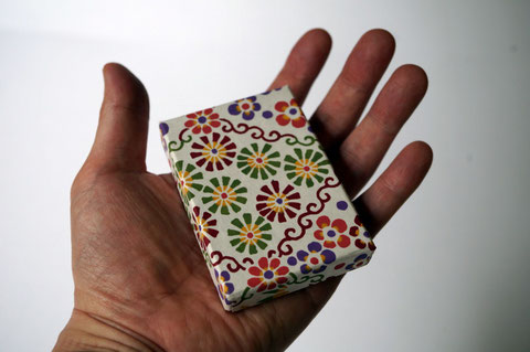 別注で作製したお香用の貼り箱は手のひらサイズの大きさ