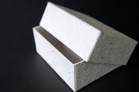 ポーランド向けに別注で作製した白い揉み紙の貼り箱