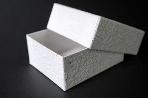 シンプルな白い揉み紙を使ってポーランド向けに別注で貼り箱を作製しました