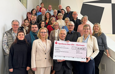 Gruppenfoto mit den Vertreterinnen und Vertretern der geförderten Projekte sowie den Mitgliedern des Stiftungsvorstandes