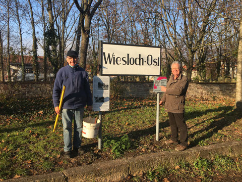 Rainer Kircher und Klaus Rothenhöfer bei den Abschlussarbeiten an der ehemaligen Haltestelle Wiesloch-Ost. Foto: E. Rothenhöfer