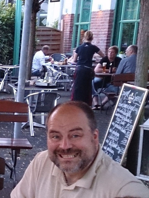 Der MIchael, in der Szene als Mykel, das wandelnde MG-Kompendium bekannt, wie er leibt und lebt :-)