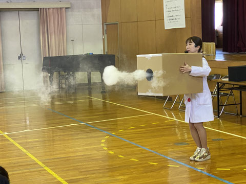 大きな煙の輪が体育館の後ろまで行きます
