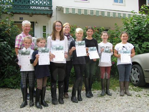 vr. Sandra, Tamara, Alina, Sandra, Kathrin, Julia, Laura, Emilia und hinten Frau Margot Stadler