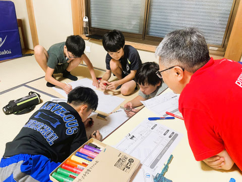 紙芝居を作る様子は真剣そのもの
