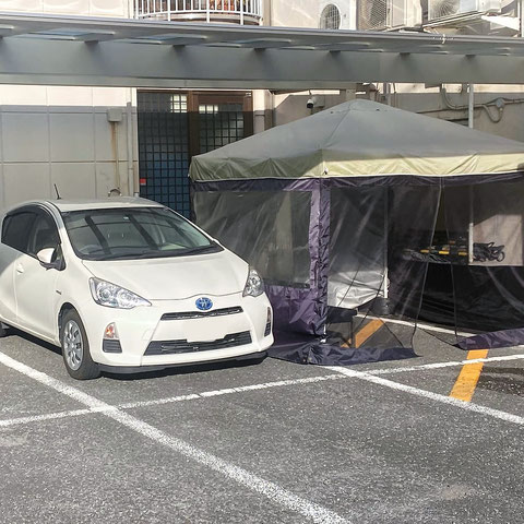 発熱外来入口の前の待合テント※駐車場屋根あり