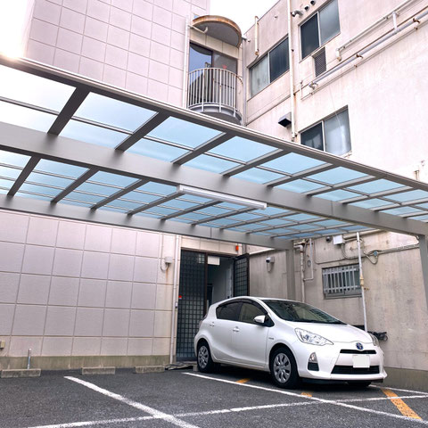 発熱外来入口 ※駐車場屋根あり