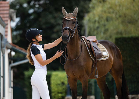 乗馬を楽しむ女性