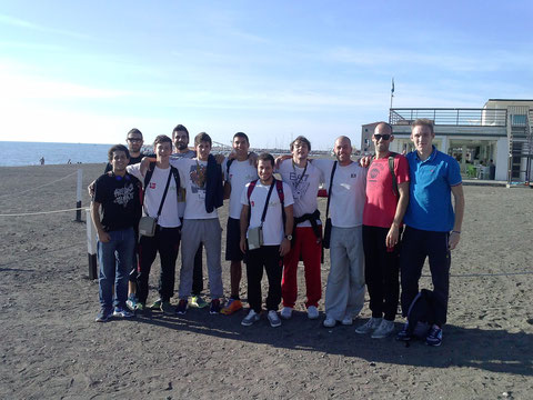 Foto di gruppo per la squadra sulla spiaggia di Cecina