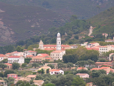 Calenzana (Balagne)- La deuxième plus grande commune de Corse est adossée au Montegrosso (1937 m), limitrophe de Calvi, Zilia et Montegrosso. Ancienne pieve d'Olmia du diocèse de Sagone.