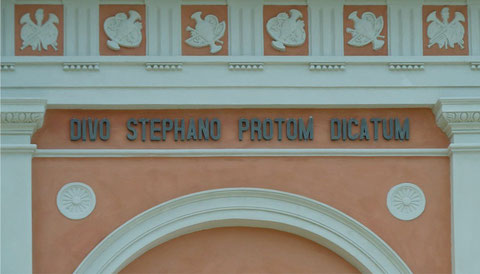Style néo classique : fronton triangulaire orné de métopes et triglyphes. Dédié au divin Etienne protomartyr